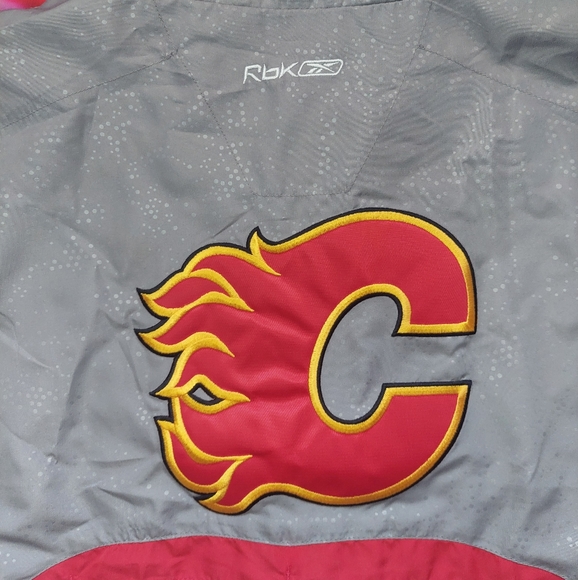 Calgary Flames Reflective Reebok Pull Over Quarter Zip. - Picture 6 of 9